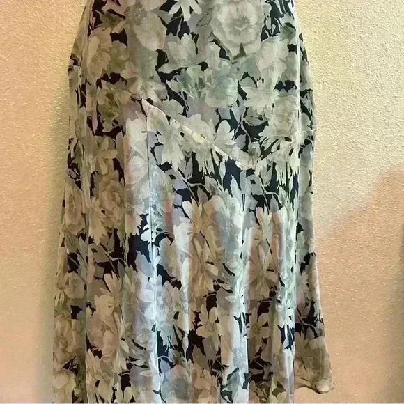 Vintage Banana Republic Muted Blue, Grey, and Green Floral Ruffle Skirt Size 2 - Picture 3 of 7
